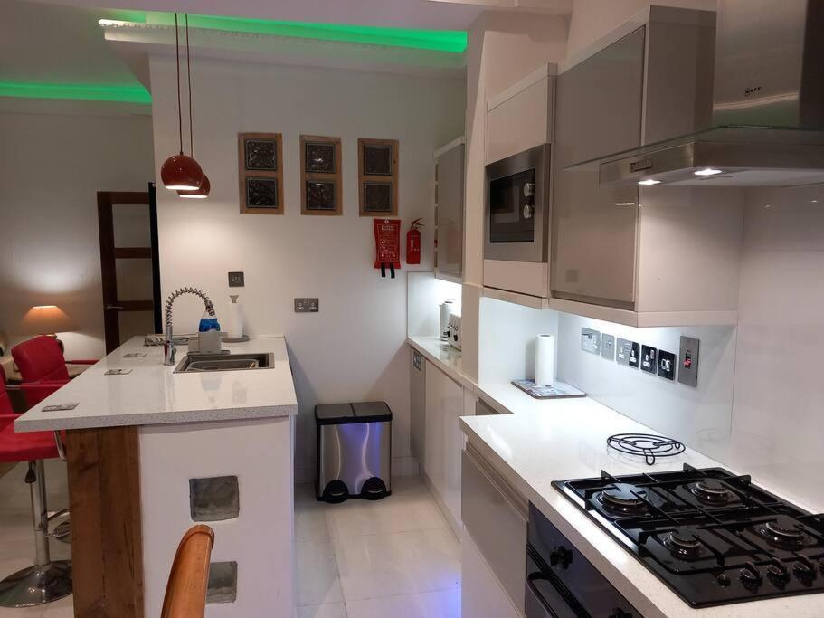 Luxury Holiday Home, Near Beach เซาเทนด์ ออน ซี ภายนอก รูปภาพ
